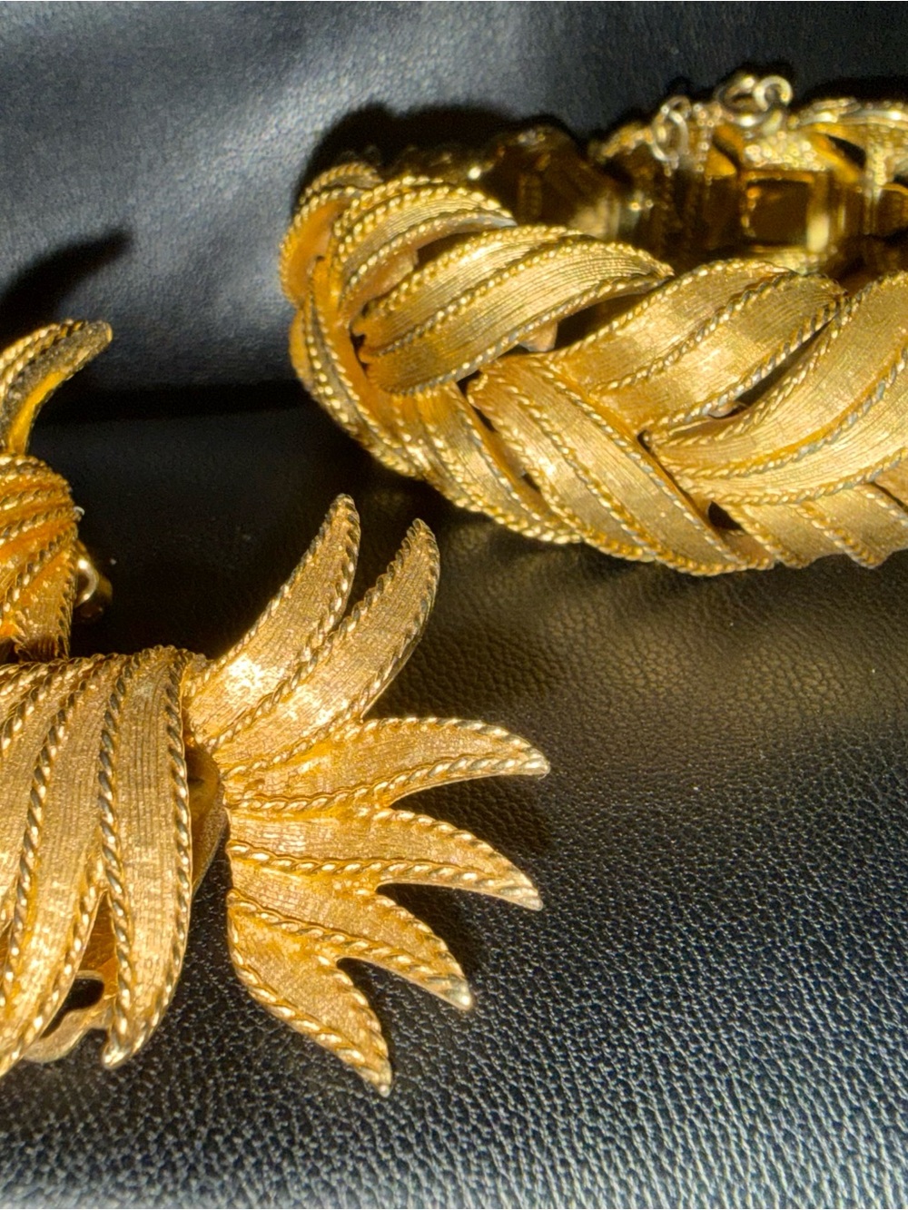 Vintage Boucher Leaf Gold Tone Bracelet and Statement Clip-On Earrings - Picture 4 of 13